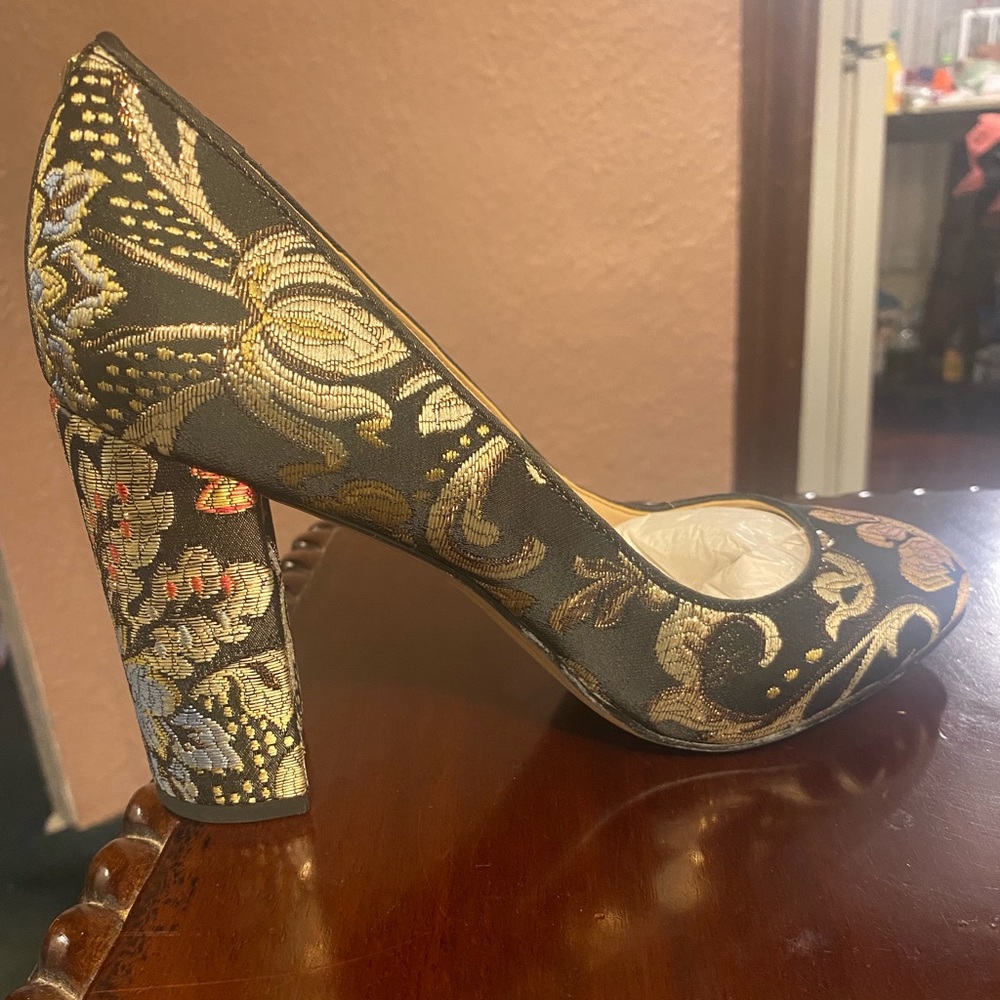 Size 7 Black w/Floral print Heel/Pumps